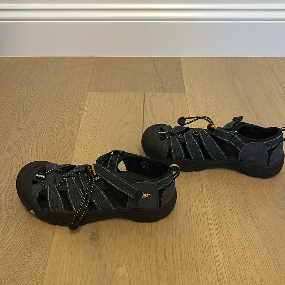 KEEN Women's Newport H2 Closed Toe Water Sandal - Women's 6.5 | Men's 5 - Picture 3 of 8